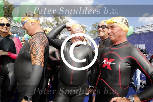 Amsterdam 3 september 2017  
ALS Cityswim in de amsterdamse grachten. Rene Froger wordt aangemoedigd door zijn vrouw Natasja