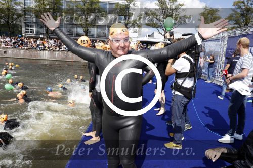 Amsterdam 3 september 2017  
ALS Cityswim in de amsterdamse grachten. Rene Froger wordt aangemoedigd door zijn vrouw Natasja