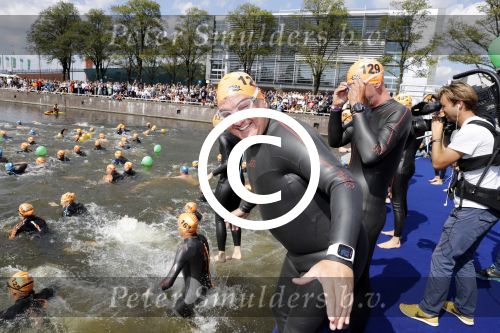 Amsterdam 3 september 2017  
ALS Cityswim in de amsterdamse grachten. Rene Froger wordt aangemoedigd door zijn vrouw Natasja