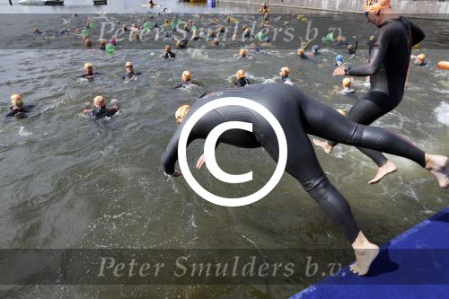 Amsterdam 3 september 2017  
ALS Cityswim in de amsterdamse grachten. Rene Froger wordt aangemoedigd door zijn vrouw Natasja