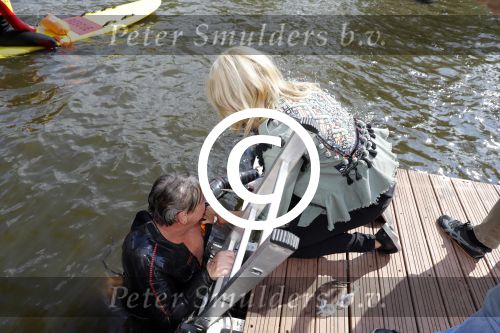 Amsterdam 3 september 2017  
ALS Cityswim in de amsterdamse grachten. Rene Froger wordt aangemoedigd door zijn vrouw Natasja