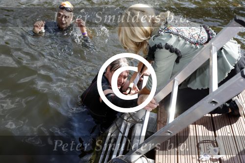 Amsterdam 3 september 2017  
ALS Cityswim in de amsterdamse grachten. Rene Froger wordt aangemoedigd door zijn vrouw Natasja