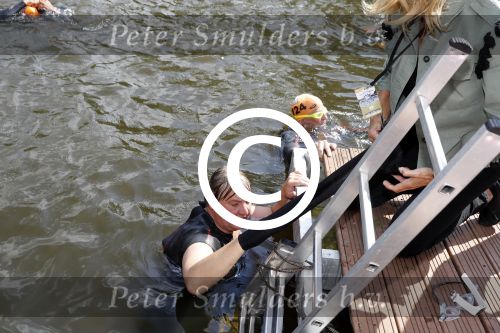 Amsterdam 3 september 2017  
ALS Cityswim in de amsterdamse grachten. Rene Froger wordt aangemoedigd door zijn vrouw Natasja