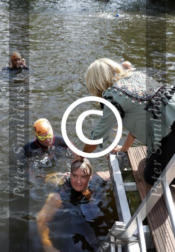 Amsterdam 3 september 2017  
ALS Cityswim in de amsterdamse grachten. Rene Froger wordt aangemoedigd door zijn vrouw Natasja