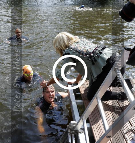 Amsterdam 3 september 2017  
ALS Cityswim in de amsterdamse grachten. Rene Froger wordt aangemoedigd door zijn vrouw Natasja