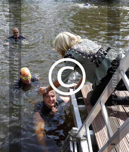 Amsterdam 3 september 2017  
ALS Cityswim in de amsterdamse grachten. Rene Froger wordt aangemoedigd door zijn vrouw Natasja