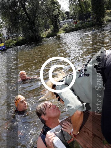 Amsterdam 3 september 2017  
ALS Cityswim in de amsterdamse grachten. Rene Froger wordt aangemoedigd door zijn vrouw Natasja