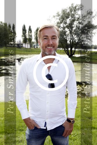 Eiland van Maurik 4 september 2017
Groepsfoto met Nicolette Kluijver en Dennis Weening met Marieke Elsinga, Anouk Hoogendijk, Roeland Fernhout, Niels Gomperts, Carolina Dijkhuizen, Henk Poort, Joelle Witschge, Richard Witschge, Shelly Sterk, Soundos El Ahmadi, Danny Froger, Kaj Gorgels, Nicole Buch en Brace. tijdens de persviewing van Expeditie Robinson 2017 op het Eiland van Maurik