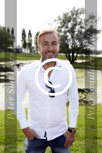 Eiland van Maurik 4 september 2017
Groepsfoto met Nicolette Kluijver en Dennis Weening met Marieke Elsinga, Anouk Hoogendijk, Roeland Fernhout, Niels Gomperts, Carolina Dijkhuizen, Henk Poort, Joelle Witschge, Richard Witschge, Shelly Sterk, Soundos El Ahmadi, Danny Froger, Kaj Gorgels, Nicole Buch en Brace. tijdens de persviewing van Expeditie Robinson 2017 op het Eiland van Maurik