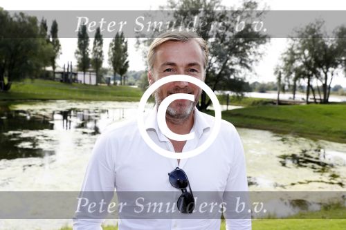 Eiland van Maurik 4 september 2017
Groepsfoto met Nicolette Kluijver en Dennis Weening met Marieke Elsinga, Anouk Hoogendijk, Roeland Fernhout, Niels Gomperts, Carolina Dijkhuizen, Henk Poort, Joelle Witschge, Richard Witschge, Shelly Sterk, Soundos El Ahmadi, Danny Froger, Kaj Gorgels, Nicole Buch en Brace. tijdens de persviewing van Expeditie Robinson 2017 op het Eiland van Maurik