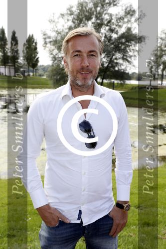 Eiland van Maurik 4 september 2017
Groepsfoto met Nicolette Kluijver en Dennis Weening met Marieke Elsinga, Anouk Hoogendijk, Roeland Fernhout, Niels Gomperts, Carolina Dijkhuizen, Henk Poort, Joelle Witschge, Richard Witschge, Shelly Sterk, Soundos El Ahmadi, Danny Froger, Kaj Gorgels, Nicole Buch en Brace. tijdens de persviewing van Expeditie Robinson 2017 op het Eiland van Maurik