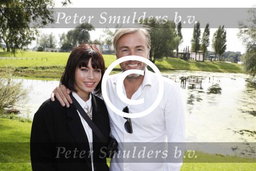 Eiland van Maurik 4 september 2017
Groepsfoto met Nicolette Kluijver en Dennis Weening met Marieke Elsinga, Anouk Hoogendijk, Roeland Fernhout, Niels Gomperts, Carolina Dijkhuizen, Henk Poort, Joelle Witschge, Richard Witschge, Shelly Sterk, Soundos El Ahmadi, Danny Froger, Kaj Gorgels, Nicole Buch en Brace. tijdens de persviewing van Expeditie Robinson 2017 op het Eiland van Maurik