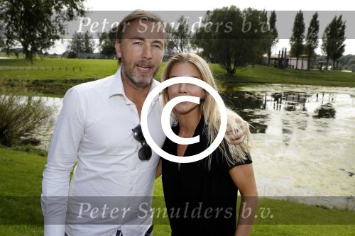 Eiland van Maurik 4 september 2017
Groepsfoto met Nicolette Kluijver en Dennis Weening met Marieke Elsinga, Anouk Hoogendijk, Roeland Fernhout, Niels Gomperts, Carolina Dijkhuizen, Henk Poort, Joelle Witschge, Richard Witschge, Shelly Sterk, Soundos El Ahmadi, Danny Froger, Kaj Gorgels, Nicole Buch en Brace. tijdens de persviewing van Expeditie Robinson 2017 op het Eiland van Maurik