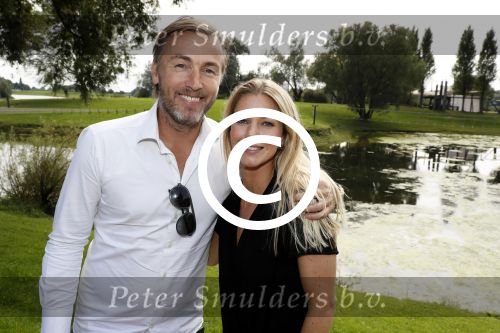Eiland van Maurik 4 september 2017
Groepsfoto met Nicolette Kluijver en Dennis Weening met Marieke Elsinga, Anouk Hoogendijk, Roeland Fernhout, Niels Gomperts, Carolina Dijkhuizen, Henk Poort, Joelle Witschge, Richard Witschge, Shelly Sterk, Soundos El Ahmadi, Danny Froger, Kaj Gorgels, Nicole Buch en Brace. tijdens de persviewing van Expeditie Robinson 2017 op het Eiland van Maurik