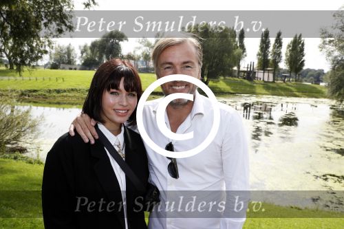 Eiland van Maurik 4 september 2017
Groepsfoto met Nicolette Kluijver en Dennis Weening met Marieke Elsinga, Anouk Hoogendijk, Roeland Fernhout, Niels Gomperts, Carolina Dijkhuizen, Henk Poort, Joelle Witschge, Richard Witschge, Shelly Sterk, Soundos El Ahmadi, Danny Froger, Kaj Gorgels, Nicole Buch en Brace. tijdens de persviewing van Expeditie Robinson 2017 op het Eiland van Maurik