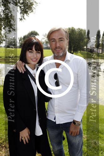 Eiland van Maurik 4 september 2017
Groepsfoto met Nicolette Kluijver en Dennis Weening met Marieke Elsinga, Anouk Hoogendijk, Roeland Fernhout, Niels Gomperts, Carolina Dijkhuizen, Henk Poort, Joelle Witschge, Richard Witschge, Shelly Sterk, Soundos El Ahmadi, Danny Froger, Kaj Gorgels, Nicole Buch en Brace. tijdens de persviewing van Expeditie Robinson 2017 op het Eiland van Maurik