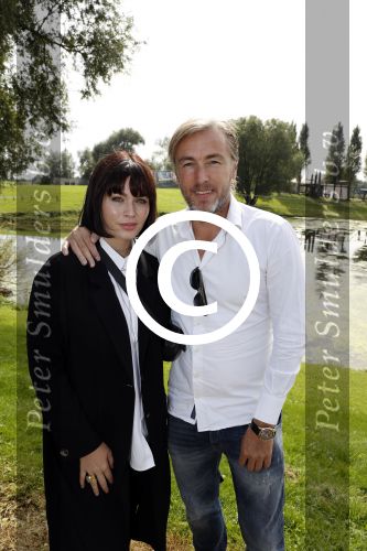 Eiland van Maurik 4 september 2017
Groepsfoto met Nicolette Kluijver en Dennis Weening met Marieke Elsinga, Anouk Hoogendijk, Roeland Fernhout, Niels Gomperts, Carolina Dijkhuizen, Henk Poort, Joelle Witschge, Richard Witschge, Shelly Sterk, Soundos El Ahmadi, Danny Froger, Kaj Gorgels, Nicole Buch en Brace. tijdens de persviewing van Expeditie Robinson 2017 op het Eiland van Maurik