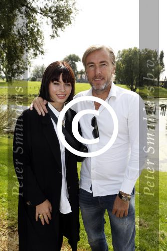 Eiland van Maurik 4 september 2017
Groepsfoto met Nicolette Kluijver en Dennis Weening met Marieke Elsinga, Anouk Hoogendijk, Roeland Fernhout, Niels Gomperts, Carolina Dijkhuizen, Henk Poort, Joelle Witschge, Richard Witschge, Shelly Sterk, Soundos El Ahmadi, Danny Froger, Kaj Gorgels, Nicole Buch en Brace. tijdens de persviewing van Expeditie Robinson 2017 op het Eiland van Maurik