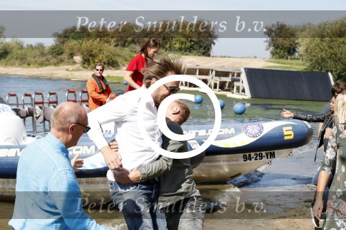 Eiland van Maurik 4 september 2017
Groepsfoto met Nicolette Kluijver en Dennis Weening met Marieke Elsinga, Anouk Hoogendijk, Roeland Fernhout, Niels Gomperts, Carolina Dijkhuizen, Henk Poort, Joelle Witschge, Richard Witschge, Shelly Sterk, Soundos El Ahmadi, Danny Froger, Kaj Gorgels, Nicole Buch en Brace. tijdens de persviewing van Expeditie Robinson 2017 op het Eiland van Maurik