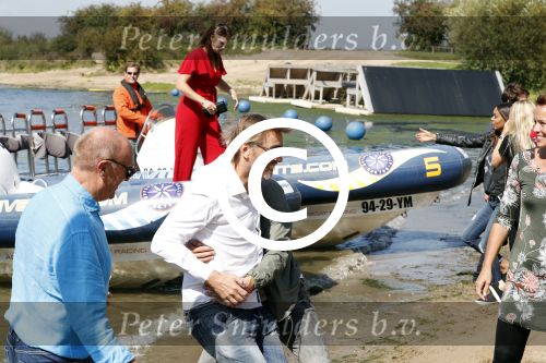 Eiland van Maurik 4 september 2017
Groepsfoto met Nicolette Kluijver en Dennis Weening met Marieke Elsinga, Anouk Hoogendijk, Roeland Fernhout, Niels Gomperts, Carolina Dijkhuizen, Henk Poort, Joelle Witschge, Richard Witschge, Shelly Sterk, Soundos El Ahmadi, Danny Froger, Kaj Gorgels, Nicole Buch en Brace. tijdens de persviewing van Expeditie Robinson 2017 op het Eiland van Maurik