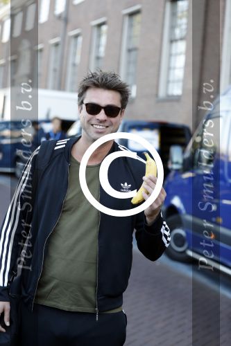 Amsterdam 3 september 2017  
ALS Cityswim in de amsterdamse grachten. Johnny de Mol jr en Rick Brandsteder zemmen met Ralph en Carlijn de Vies en hun kinderen  zoon Daniel en  hun dochter