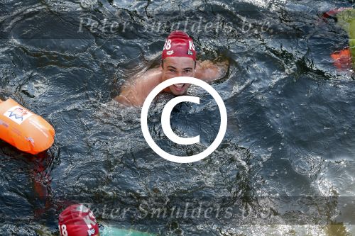 Amsterdam 3 september 2017  
ALS Cityswim in de amsterdamse grachten. Johnny de Mol jr en Rick Brandsteder zemmen met Ralph en Carlijn de Vies en hun kinderen  zoon Daniel en  hun dochter
