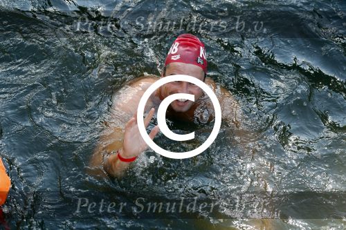 Amsterdam 3 september 2017  
ALS Cityswim in de amsterdamse grachten. Johnny de Mol jr en Rick Brandsteder zemmen met Ralph en Carlijn de Vies en hun kinderen  zoon Daniel en  hun dochter
