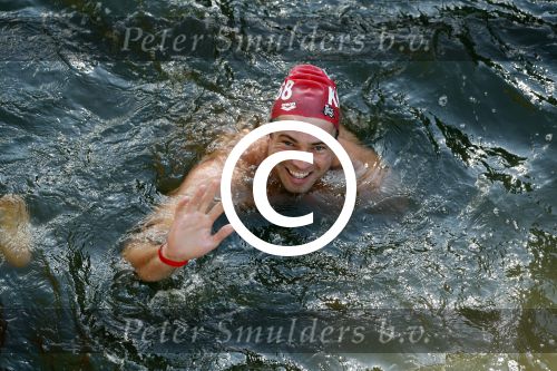 Amsterdam 3 september 2017  
ALS Cityswim in de amsterdamse grachten. Johnny de Mol jr en Rick Brandsteder zemmen met Ralph en Carlijn de Vies en hun kinderen  zoon Daniel en  hun dochter