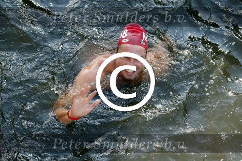 Amsterdam 3 september 2017  
ALS Cityswim in de amsterdamse grachten. Johnny de Mol jr en Rick Brandsteder zemmen met Ralph en Carlijn de Vies en hun kinderen  zoon Daniel en  hun dochter