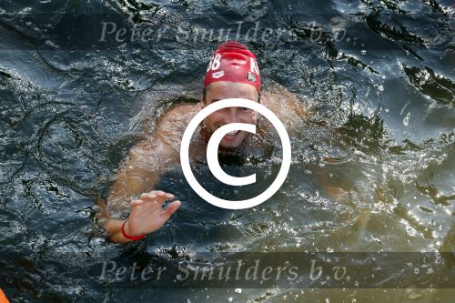 Amsterdam 3 september 2017  
ALS Cityswim in de amsterdamse grachten. Johnny de Mol jr en Rick Brandsteder zemmen met Ralph en Carlijn de Vies en hun kinderen  zoon Daniel en  hun dochter