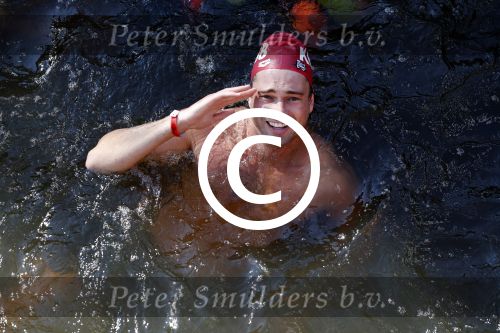Amsterdam 3 september 2017  
ALS Cityswim in de amsterdamse grachten. Johnny de Mol jr en Rick Brandsteder zemmen met Ralph en Carlijn de Vies en hun kinderen  zoon Daniel en  hun dochter