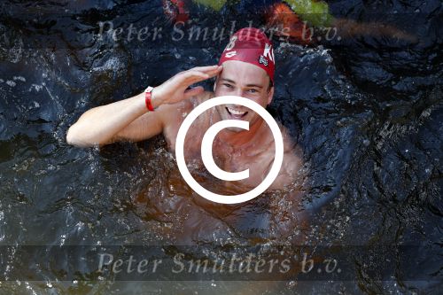 Amsterdam 3 september 2017  
ALS Cityswim in de amsterdamse grachten. Johnny de Mol jr en Rick Brandsteder zemmen met Ralph en Carlijn de Vies en hun kinderen  zoon Daniel en  hun dochter