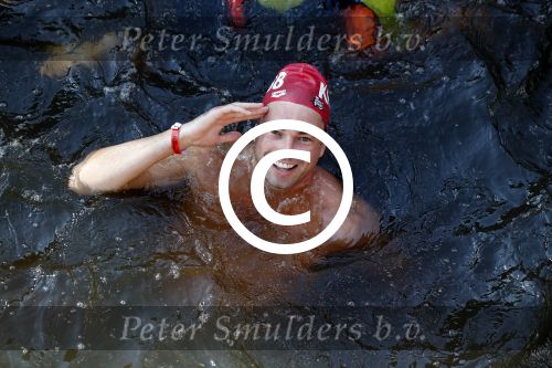 Amsterdam 3 september 2017  
ALS Cityswim in de amsterdamse grachten. Johnny de Mol jr en Rick Brandsteder zemmen met Ralph en Carlijn de Vies en hun kinderen  zoon Daniel en  hun dochter