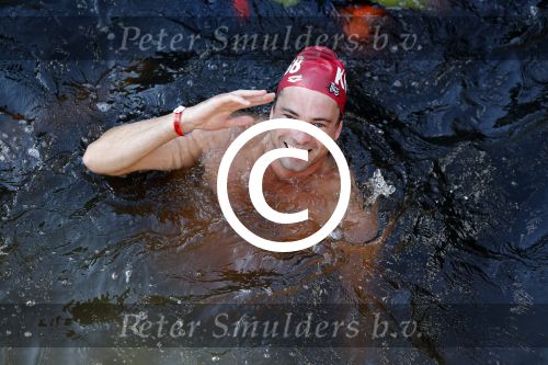 Amsterdam 3 september 2017  
ALS Cityswim in de amsterdamse grachten. Johnny de Mol jr en Rick Brandsteder zemmen met Ralph en Carlijn de Vies en hun kinderen  zoon Daniel en  hun dochter