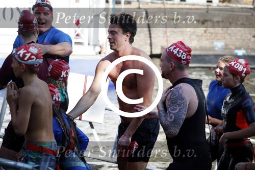 Amsterdam 3 september 2017  
ALS Cityswim in de amsterdamse grachten. Johnny de Mol jr en Rick Brandsteder zemmen met Ralph en Carlijn de Vies en hun kinderen  zoon Daniel en  hun dochter