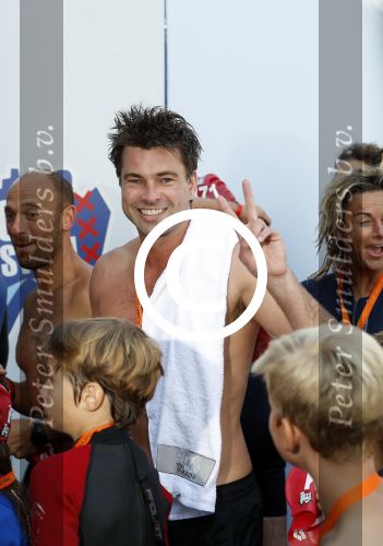 Amsterdam 3 september 2017  
ALS Cityswim in de amsterdamse grachten. Johnny de Mol jr en Rick Brandsteder zemmen met Ralph en Carlijn de Vies en hun kinderen  zoon Daniel en  hun dochter