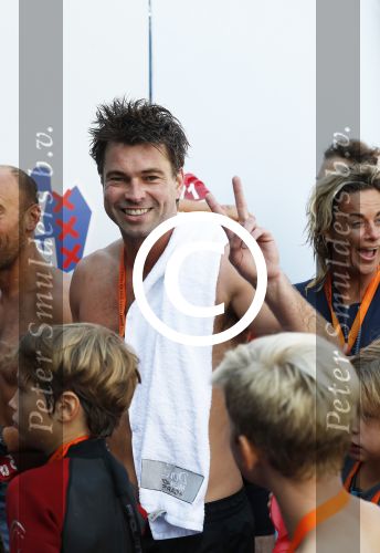 Amsterdam 3 september 2017  
ALS Cityswim in de amsterdamse grachten. Johnny de Mol jr en Rick Brandsteder zemmen met Ralph en Carlijn de Vies en hun kinderen  zoon Daniel en  hun dochter