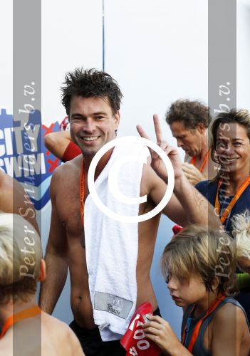 Amsterdam 3 september 2017  
ALS Cityswim in de amsterdamse grachten. Johnny de Mol jr en Rick Brandsteder zemmen met Ralph en Carlijn de Vies en hun kinderen  zoon Daniel en  hun dochter