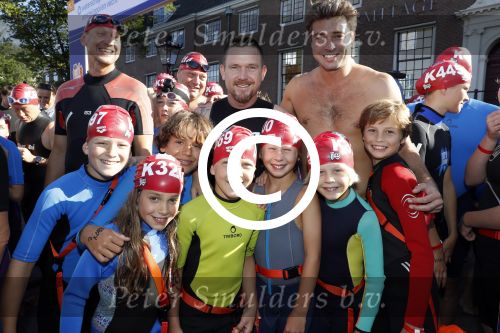 Amsterdam 3 september 2017  
ALS Cityswim in de amsterdamse grachten. Johnny de Mol jr en Rick Brandsteder zemmen met Ralph en Carlijn de Vies en hun kinderen  zoon Daniel en  hun dochter