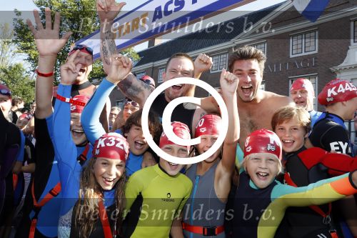 Amsterdam 3 september 2017  
ALS Cityswim in de amsterdamse grachten. Johnny de Mol jr en Rick Brandsteder zemmen met Ralph en Carlijn de Vies en hun kinderen  zoon Daniel en  hun dochter