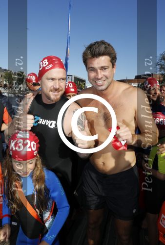 Amsterdam 3 september 2017  
ALS Cityswim in de amsterdamse grachten. Johnny de Mol jr en Rick Brandsteder zemmen met Ralph en Carlijn de Vies en hun kinderen  zoon Daniel en  hun dochter