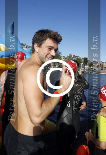 Amsterdam 3 september 2017  
ALS Cityswim in de amsterdamse grachten. Johnny de Mol jr en Rick Brandsteder zemmen met Ralph en Carlijn de Vies en hun kinderen  zoon Daniel en  hun dochter