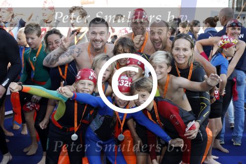Amsterdam 3 september 2017  
ALS Cityswim in de amsterdamse grachten. Johnny de Mol jr en Rick Brandsteder zemmen met Ralph en Carlijn de Vies en hun kinderen  zoon Daniel en  hun dochter