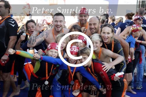 Amsterdam 3 september 2017  
ALS Cityswim in de amsterdamse grachten. Johnny de Mol jr en Rick Brandsteder zemmen met Ralph en Carlijn de Vies en hun kinderen  zoon Daniel en  hun dochter
