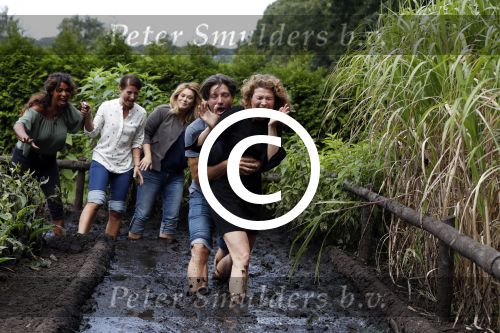 t Harde 5 september 2017
Presentatie cast Opvliegers. Antje Monteiro, Anouk van Nes, Joanne Telesford, Sandra Mattie,
Producent is  Rick Engelkes