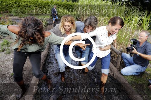t Harde 5 september 2017
Presentatie cast Opvliegers. Antje Monteiro, Anouk van Nes, Joanne Telesford, Sandra Mattie,
Producent is  Rick Engelkes