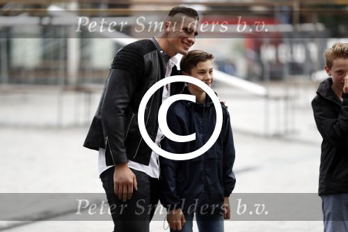 Hilversum 11 juli 2017
Premiere war of the planet of the apes in bioscoop Hilversum. Rico Verhoeven met zijn zwangere vrouw en met fans