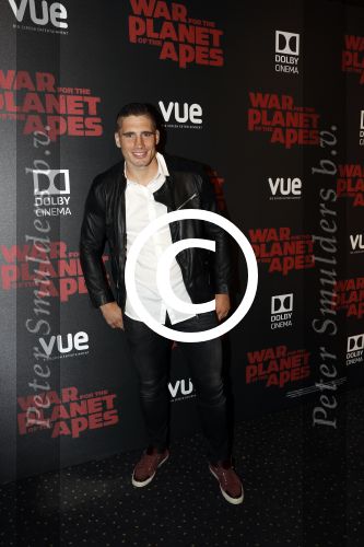 Hilversum 11 juli 2017
Premiere war of the planet of the apes in bioscoop Hilversum. Rico Verhoeven met zijn zwangere vrouw en met fans