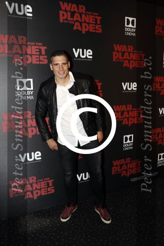 Hilversum 11 juli 2017
Premiere war of the planet of the apes in bioscoop Hilversum. Rico Verhoeven met zijn zwangere vrouw en met fans