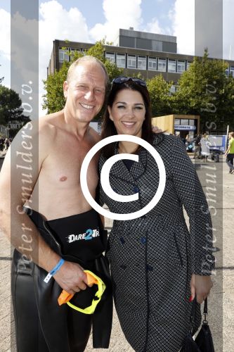 Amsterdam 3 september 2017  
ALS Cityswim in de amsterdamse grachten. Rintje Ritsma met vriendin